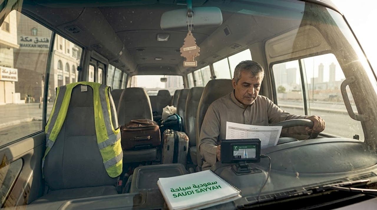 How Experienced Drivers and Smart Tech Ensure Safe Umrah Transport